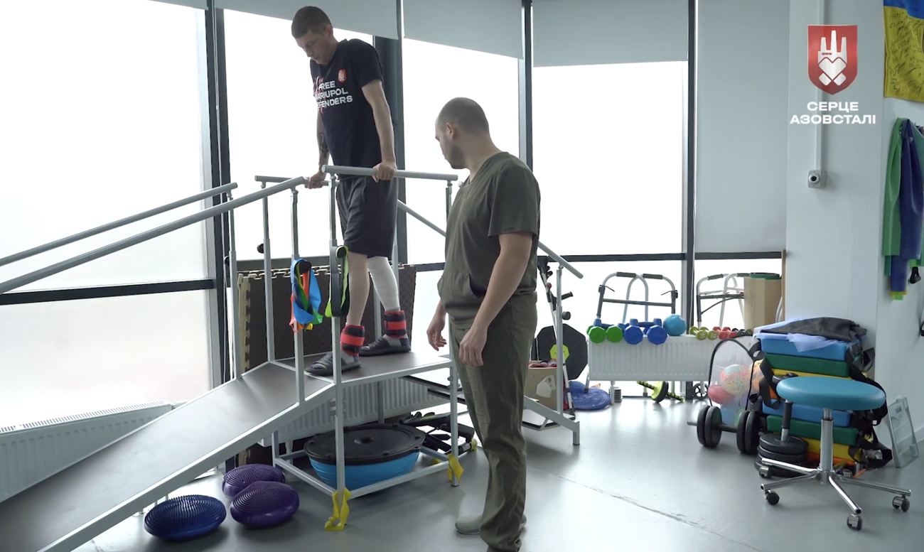 3 роки полону і травми: як "Серце Азовсталі" допомагає оборонцю Маріуполя Артуру Глєбову